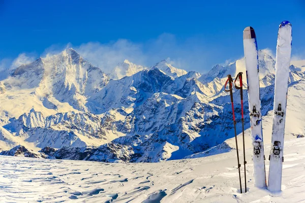 Skidor utrustning i bergen — Stockfoto