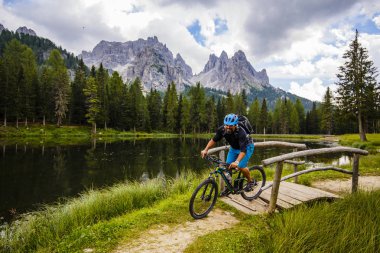 Dağ bisikleti Dolomites, Misurina, İtalya. Tre Cime di L