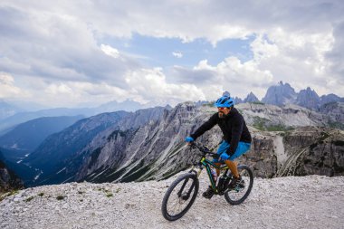 Bisikletçi binme dağ bisikleti Dolomites, Tre C izinde görünümünü