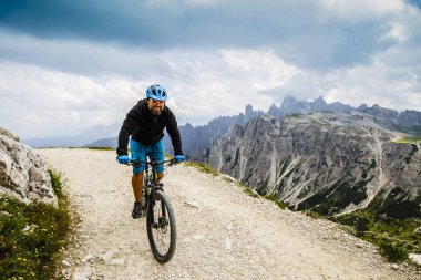 Bisikletçi binme dağ bisikleti Dolomites, Tre C izinde görünümünü