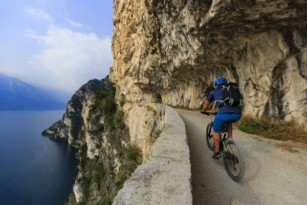 Ciclismo de montaña en el lago de Garda, Sentiero della Ponale, Riva del G —  Fotos de Stock