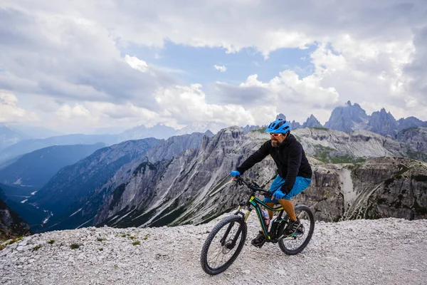 Vista de bicicleta de montanha ciclista em trilha em Dolomites, Tre C — Fotografia de Stock