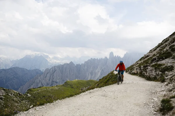 Vista del ciclista montando bicicleta de montaña en el sendero en Dolomitas, Tre C — Foto de Stock