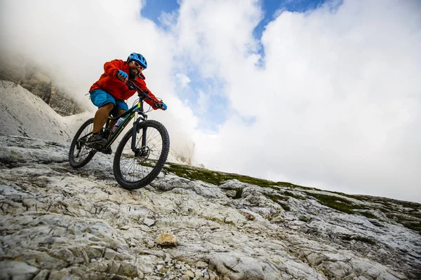Перегляд велосипедиста їзда гірський велосипед на стежці у регіоні Доломітові Альпи, Tre C — стокове фото