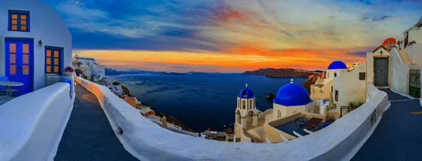 Amazing panorama sunset view with white houses in Oia village on — Stock Photo, Image