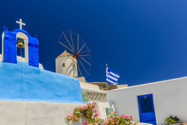 Beyaz evler ile şaşırtıcı görünümü 