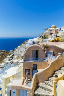 Beyaz evler ile şaşırtıcı görünümü 