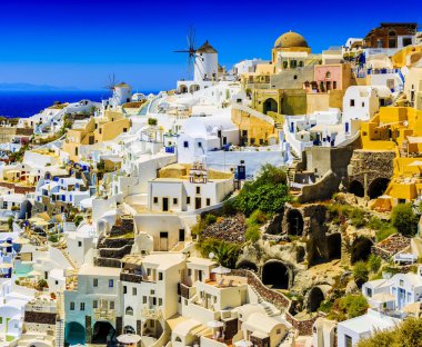 Beyaz evler ile şaşırtıcı görünümü 