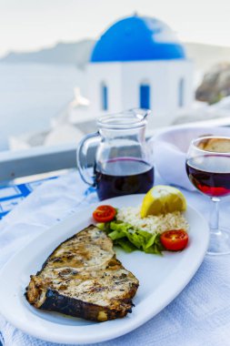 Yunan yemek ve ev yapımı kırmızı şarap