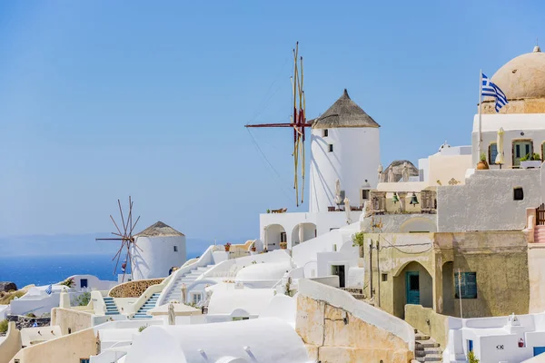 Beyaz evler ile şaşırtıcı görünümü 