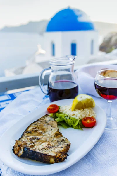 Griechisches Essen und hausgemachter Rotwein — Stockfoto