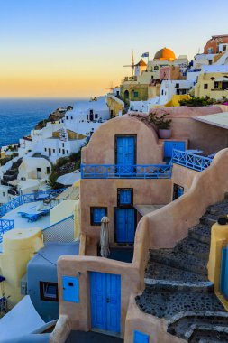 Beyaz evler ile şaşırtıcı görünümü 