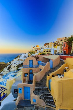 Beyaz evler ile şaşırtıcı görünümü 