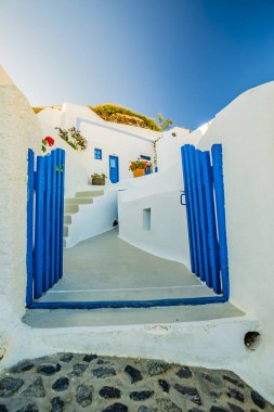 Beyaz evler ile şaşırtıcı görünümü 