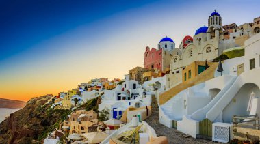 Beyaz evler ile şaşırtıcı görünümü 