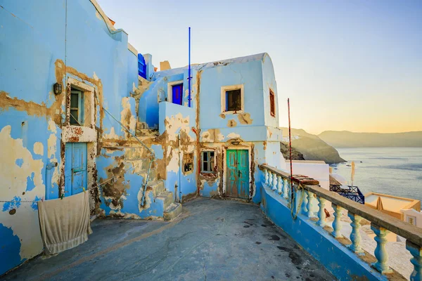 Blauwwitte Huis op strand — Stockfoto