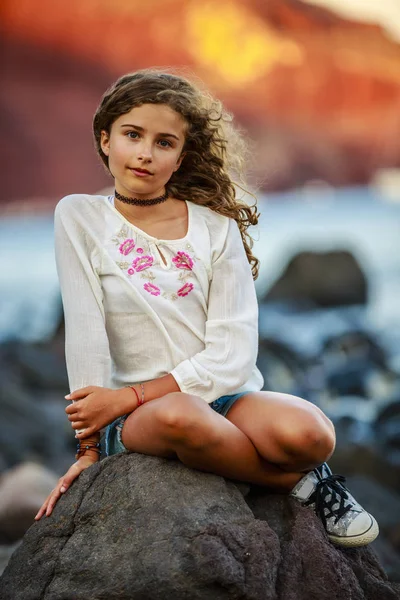 Πορτρέτο της νεαρής και όμορφης κοπέλας — Φωτογραφία Αρχείου