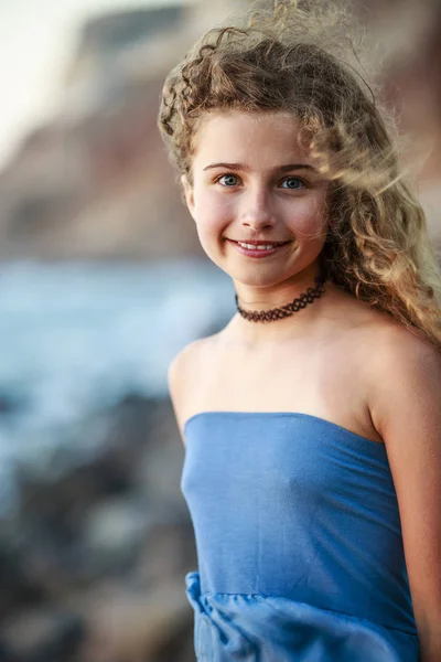 Retrato de chica joven y hermosa —  Fotos de Stock
