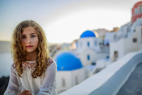 Portrait of young and beautiful girl — Stockfoto