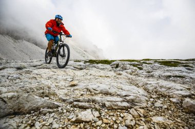 bisikletçi binme dağ bisikleti izinde