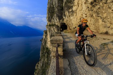 Dağ bisikleti kadına gündoğumu 