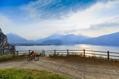 Dağ bisikleti kadına gündoğumu 