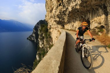 Dağ bisikleti kadına gündoğumu 
