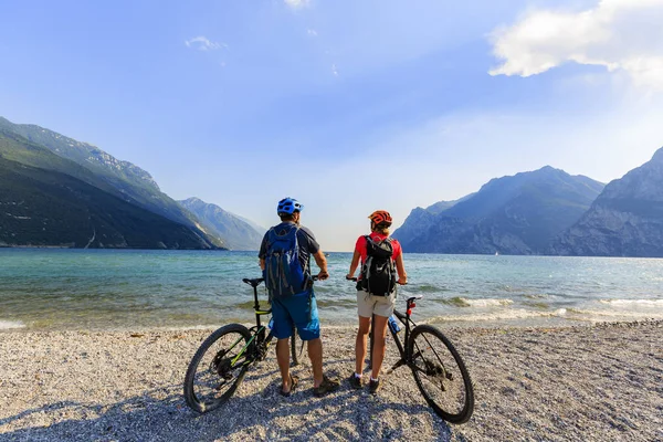 Mountain biking Couple with bikes — Stock Photo, Image