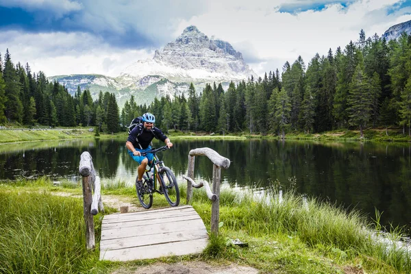 Dolomites에서 산악 자전거 — 스톡 사진