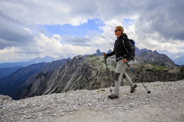 Hiking woman on road — Stock Photo, Image