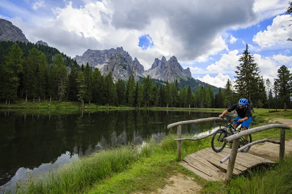 Mountainbike i Dolomiterna — Stockfoto