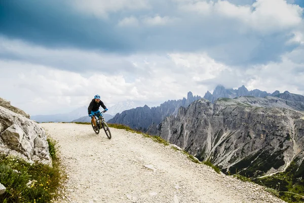 Ciclista andar de bicicleta de montanha na trilha — Fotografia de Stock