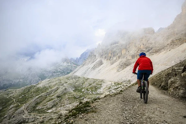 Ciclista montando bicicleta de montaña en el sendero —  Fotos de Stock