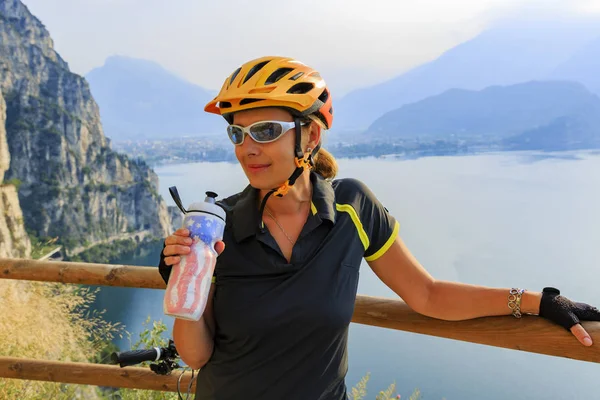 Cyclists woman drinking water — Stock Photo, Image