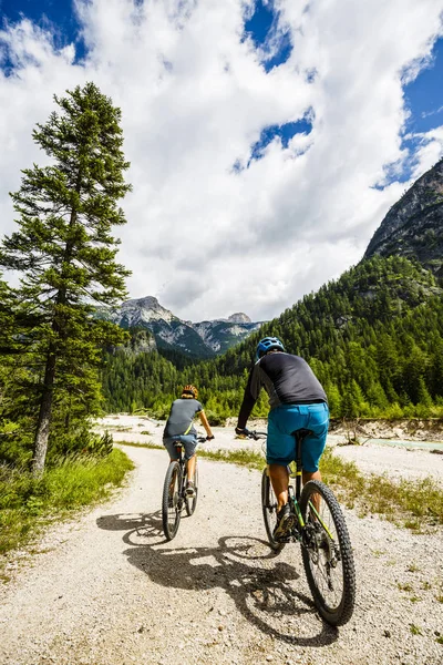 Pareja ciclismo de montaña —  Fotos de Stock