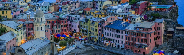 Vernazza bay and houses — Stock Photo, Image