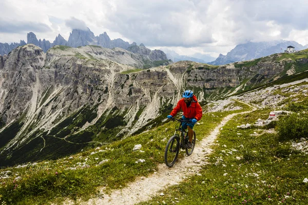 Bisikletçi binme dağ bisikleti izinde — Stok fotoğraf