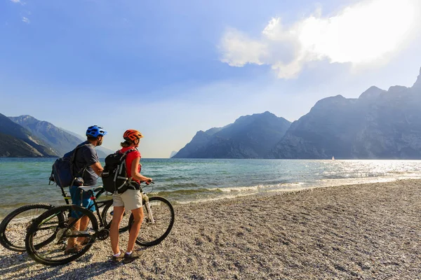 Mountain biking Couple with bikes — Stock Photo, Image