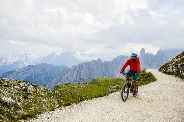 Cyclist riding mountain bike on trail — Stock Photo, Image