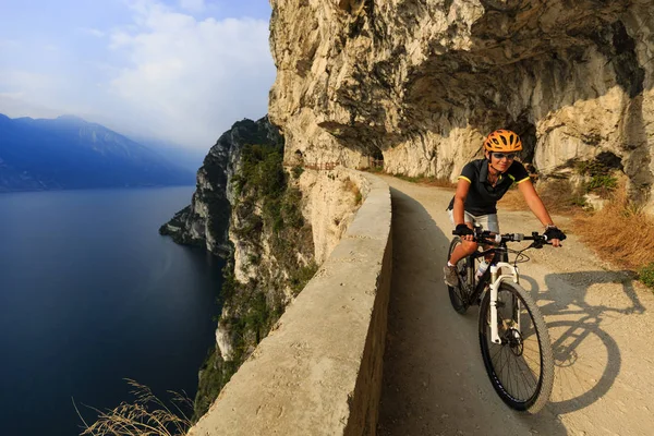 日の出山の自転車に乗る女性 — ストック写真