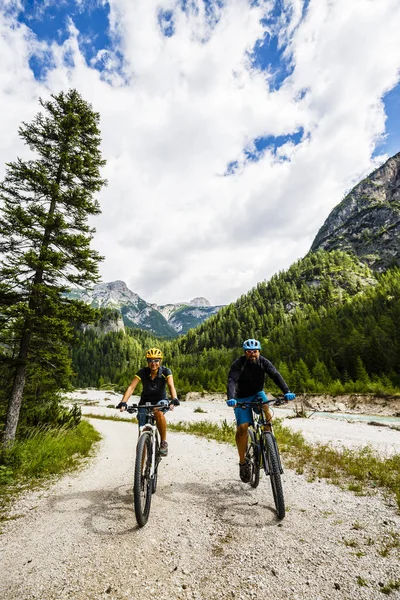 山の自転車に乗るカップル — ストック写真