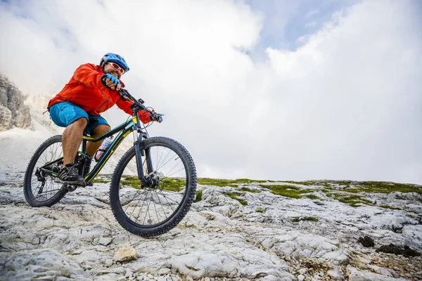 Cycliste vélo de montagne sur le sentier — Photo