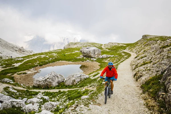 Ciclista montando bicicleta de montaña en el sendero — Foto de Stock