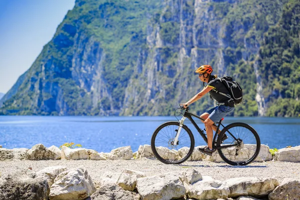 日の出山の自転車に乗る女性 — ストック写真