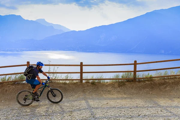 ガルダ湖のサイクリング — ストック写真