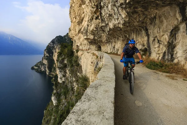 Гірський велосипед людина — стокове фото