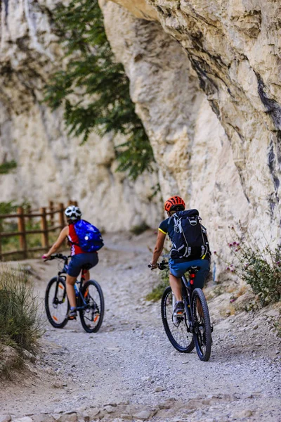 Bicicleta de montaña mujer y niña —  Fotos de Stock