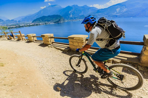 Ciclismo de montaña sobre el lago de Garda — Foto de Stock