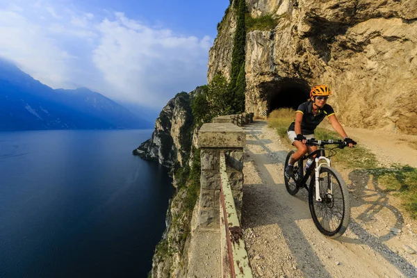 Bicicleta de montaña mujer al amanecer —  Fotos de Stock