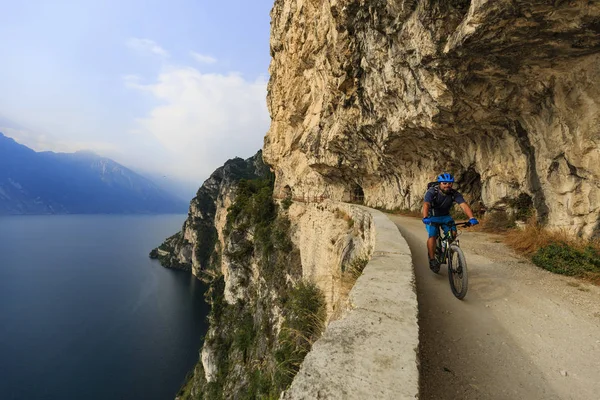 Horská cyklistika muž — Stock fotografie